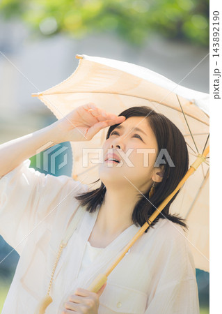 日傘をさすミドル女性 日傘をさすミドル女性 143892190