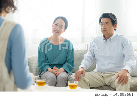 家族会議するシニア夫婦と娘 家族会議するシニア夫婦と娘 143892661