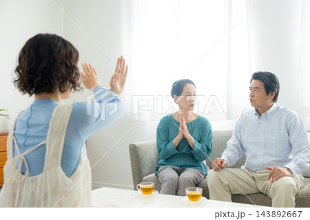 家族会議するシニア夫婦と娘 143892667