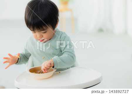 食事をする男の子 143892727