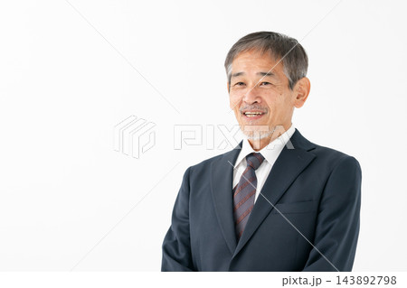 シニア男性 スーツ 会話 シニア男性 スーツ 会話 143892798