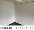 白壁の部屋の隅 143893459