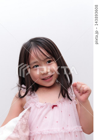 ネグリジェを着た5歳の女の子 ネグリジェを着た5歳の女の子 143893608