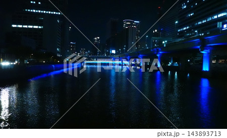 青いライトアップが幻想的な都会の川と夜景 143893713