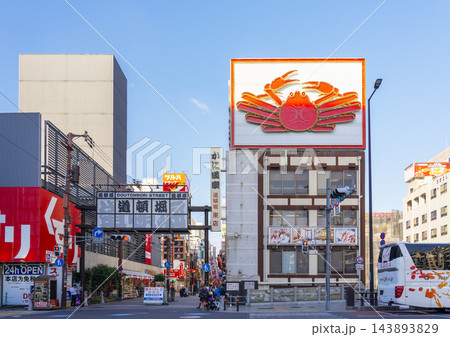 大阪ミナミ 朝の道頓堀(堺筋方面)の様子 大阪ミナミ 朝の道頓堀(堺筋方面)の様子 143893829
