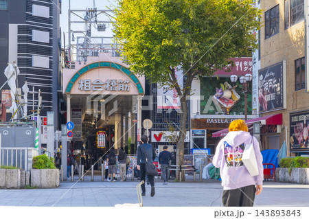 大阪ミナミ　朝の相合橋筋商店街と相合橋 143893843