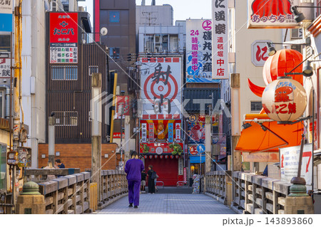 大阪ミナミ　朝の道頓堀　太左衛門橋付近 143893860