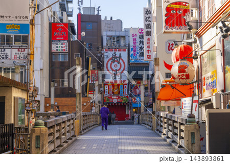 大阪ミナミ　朝の道頓堀　太左衛門橋付近 143893861