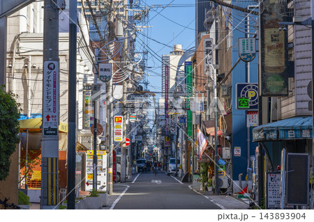 大阪ミナミ　朝の宗右衛門町 143893904
