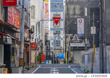 大阪ミナミ　朝の宗右衛門町 143893908