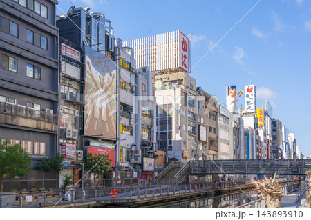 大阪ミナミ　朝の道頓堀　川沿いを歩く 143893910