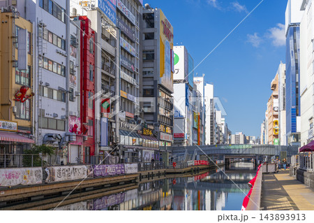 大阪ミナミ　朝の道頓堀　川沿いを歩く 143893913