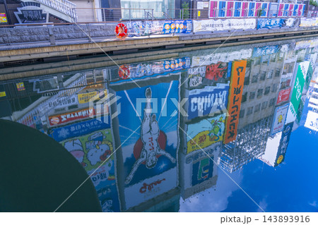 大阪ミナミ　朝の道頓堀　川に映る道頓堀 143893916