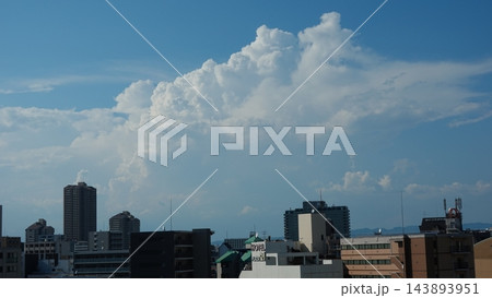 夏の青空とダイナミックな積乱雲、都市の景観 143893951