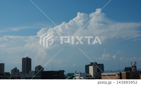 夏の青空とダイナミックな積乱雲、都市の景観 夏の青空とダイナミックな積乱雲、都市の景観 143893952