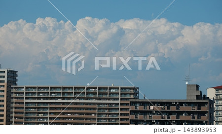 夏の青空とダイナミックな積乱雲、都市の景観 夏の青空とダイナミックな積乱雲、都市の景観 143893953