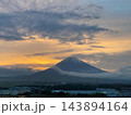 夕焼けに染まる雲と富士山 143894164