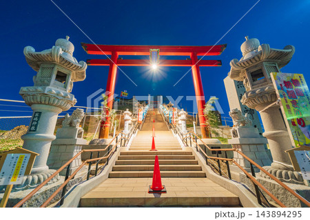 「青森県」蕪島神社 夜空の下で輝く赤い鳥居と参道の灯り　八戸市 143894295