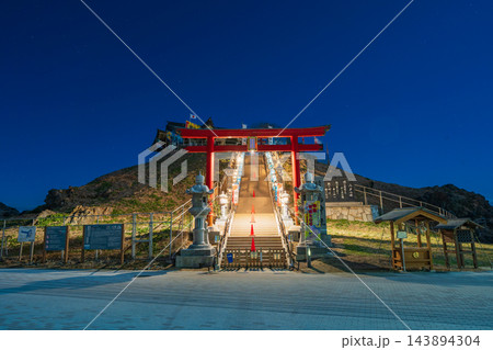 「青森県」蕪島神社 夜空の下で輝く赤い鳥居と参道の灯り　八戸市 143894304