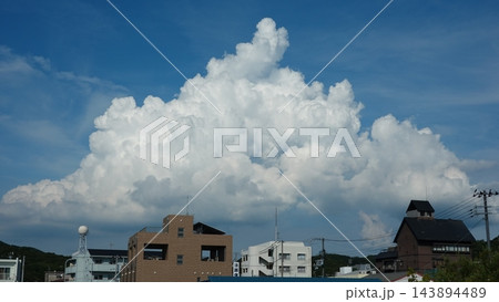 街の上に広がる美しい夏空と発達した入道雲 街の上に広がる美しい夏空と発達した入道雲 143894489