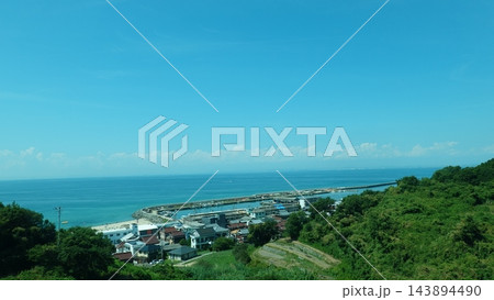 海岸線に見える小さな集落と美しい青空のパノラマ 海岸線に見える小さな集落と美しい青空のパノラマ 143894490