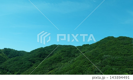緑豊かな山々と美しい青空のコントラスト 緑豊かな山々と美しい青空のコントラスト 143894491