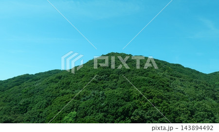 緑豊かな山々と美しい青空のコントラスト 緑豊かな山々と美しい青空のコントラスト 143894492