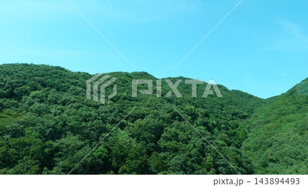 緑豊かな山々と美しい青空のコントラスト 143894493