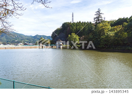 秋の姿の池とレトロな取水塔 埼玉県横瀬町 秩父 143895345