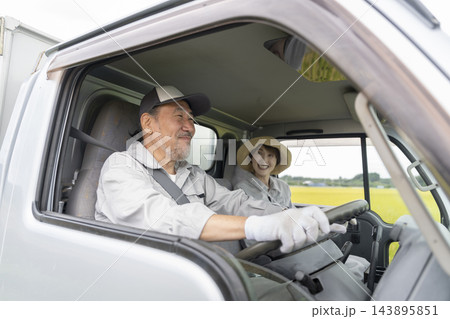 トラックを運転するシニア男性 トラックを運転するシニア男性 143895851