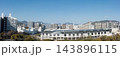 澄み渡る青空と山並みを背景に広がる、広島市街とエディオンアリーナのパノラマ風景 143896115
