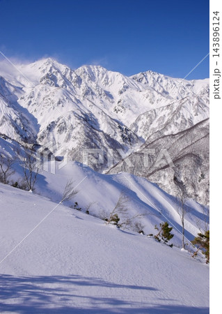 八方尾根から望む白馬の峰々 143896124