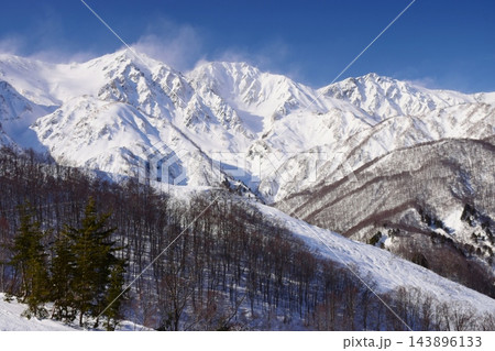 八方尾根から望む白馬の峰々 143896133
