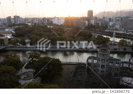 夕日が黄金色に染める、原爆ドームと元安川の美しい夕景 夕日が黄金色に染める、原爆ドームと元安川の美しい夕景 143898770