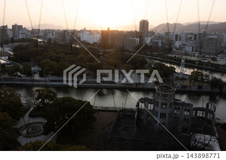 夕日が黄金色に染める、原爆ドームと元安川の美しい夕景 夕日が黄金色に染める、原爆ドームと元安川の美しい夕景 143898771