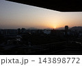夕日が黄金色に染める、原爆ドームと元安川の美しい夕景 143898772