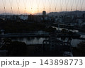 夕日が黄金色に染める、原爆ドームと元安川の美しい夕景 143898773