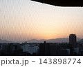 夕日が黄金色に染める、原爆ドームと元安川の美しい夕景 143898774