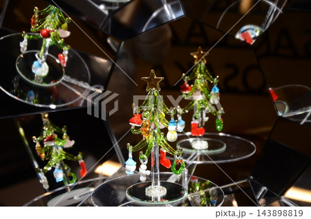 クリスマスツリーのオーナメント クリスマスツリーのオーナメント 143898819