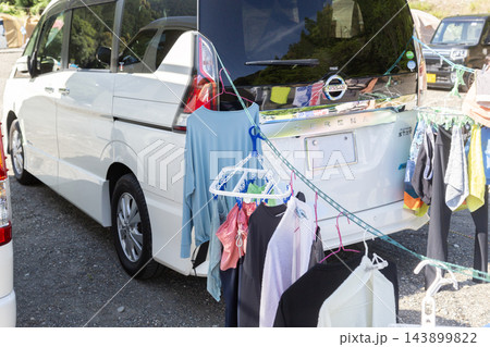 キャンプ場で車に干した洗濯物 キャンプ場で車に干した洗濯物 143899822