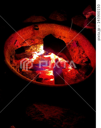 夜の焚き火台で燃える薪と炎のクローズアップ、キャンプの夜 夜の焚き火台で燃える薪と炎のクローズアップ、キャンプの夜 143900150