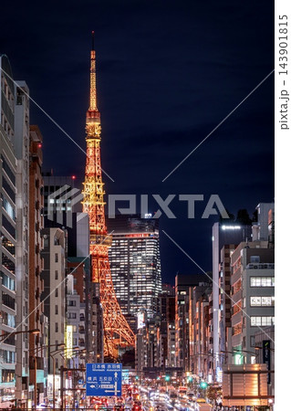 東京都、三田通りと東京タワーの夜景 東京都、三田通りと東京タワーの夜景 143901815