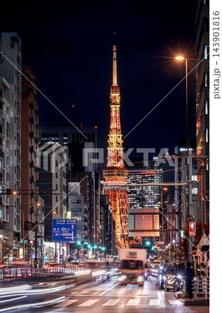 東京都、三田通りと東京タワーの夜景 143901816