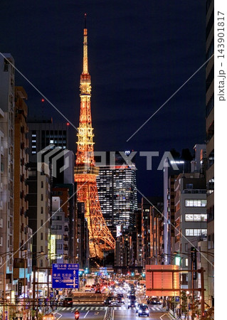 東京都、三田通りと東京タワーの夜景 143901817