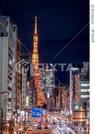東京都、三田通りと東京タワーの夜景 東京都、三田通りと東京タワーの夜景 143901818