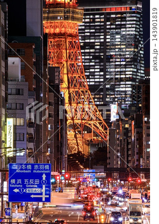 東京都、三田通りと東京タワーの夜景 143901819