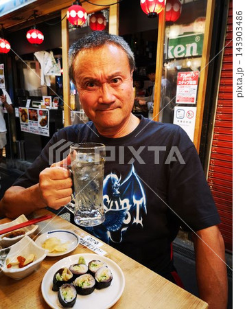 立呑寿司屋でハイボール 143903486