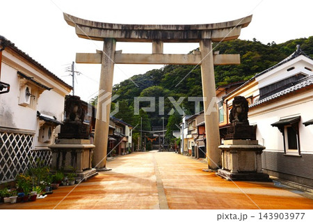 放生祭が行われる八幡神社の鳥居（福井県小浜市小浜男山） 143903977