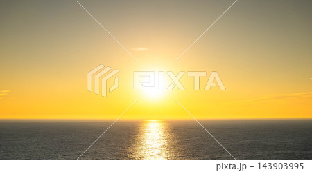 よく晴れた秋の襟裳岬から西の空に沈む夕陽のあるシンプルな風景 よく晴れた秋の襟裳岬から西の空に沈む夕陽のあるシンプルな風景 143903995