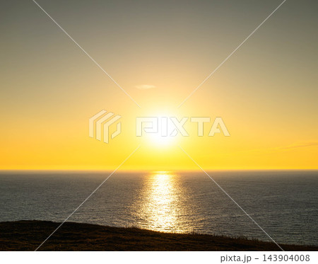 よく晴れた秋の襟裳岬から西の空に沈む夕陽のあるシンプルな風景 143904008